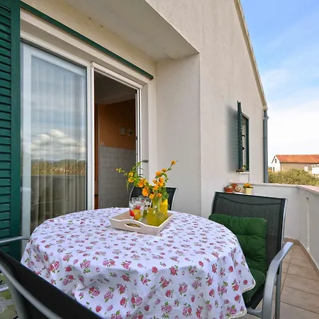 Ivan Apartment Murter